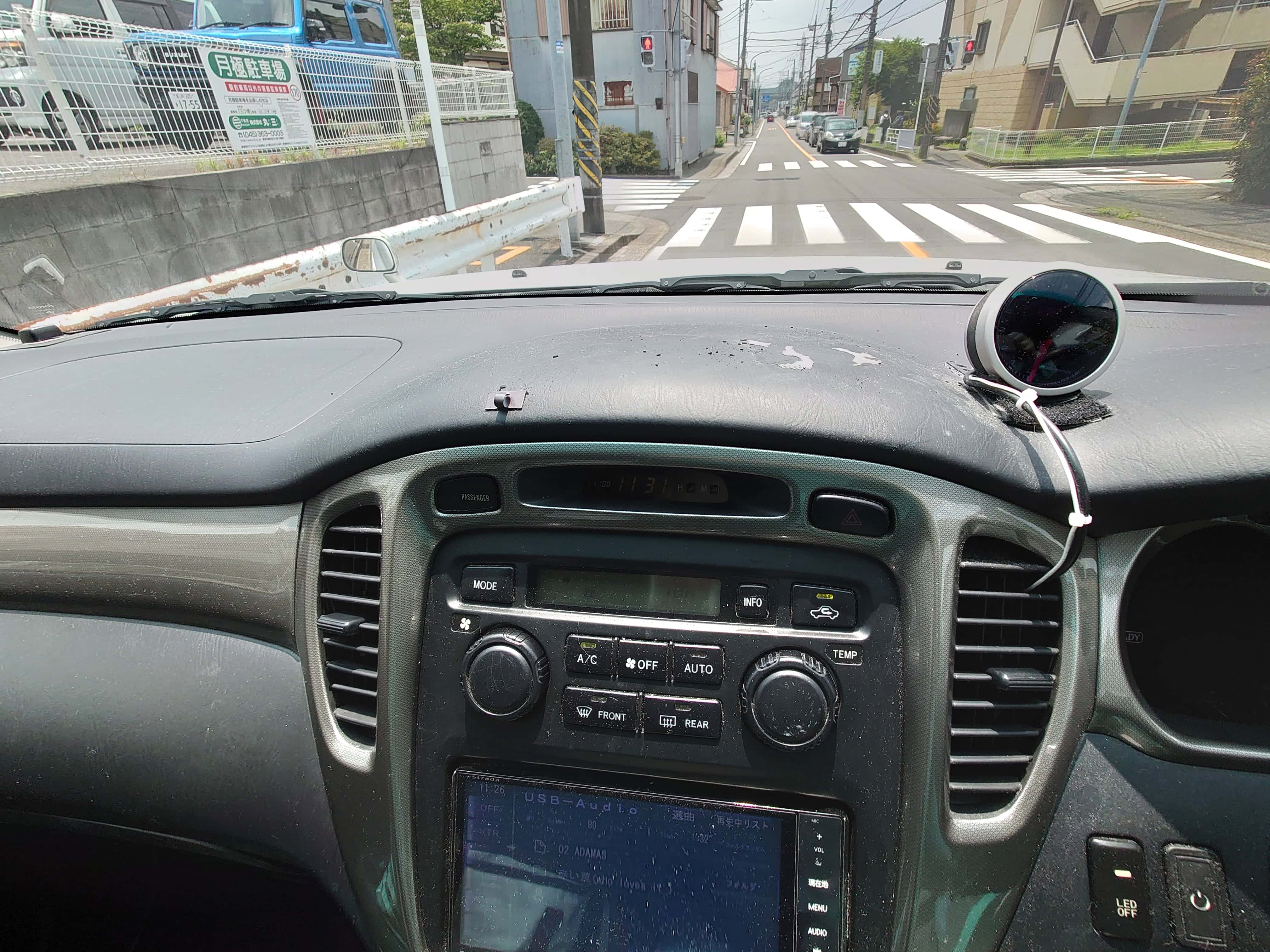 クルーガーハイブリッドの運転席の部品を外した跡