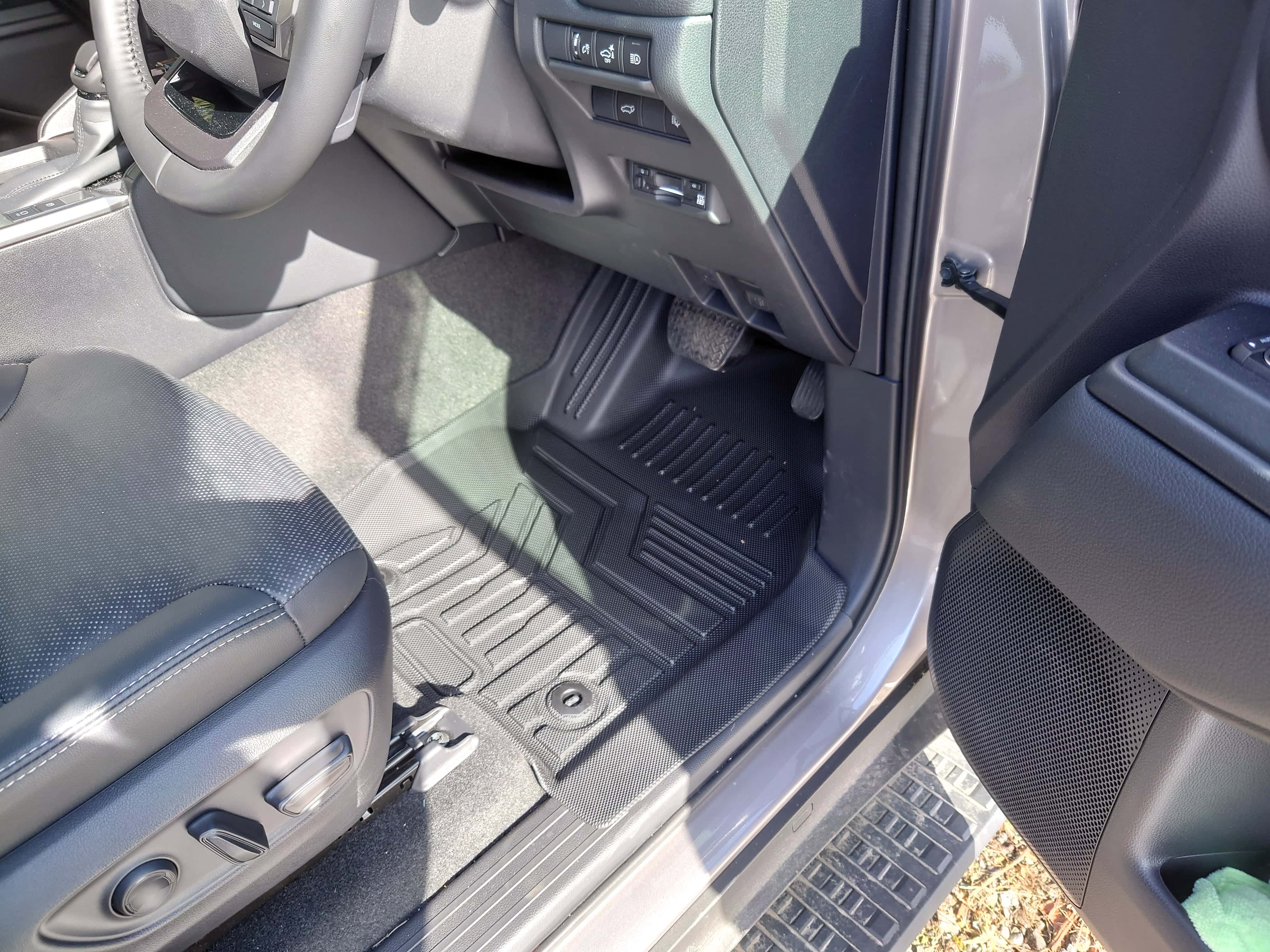 運転席のフロアマットを交換