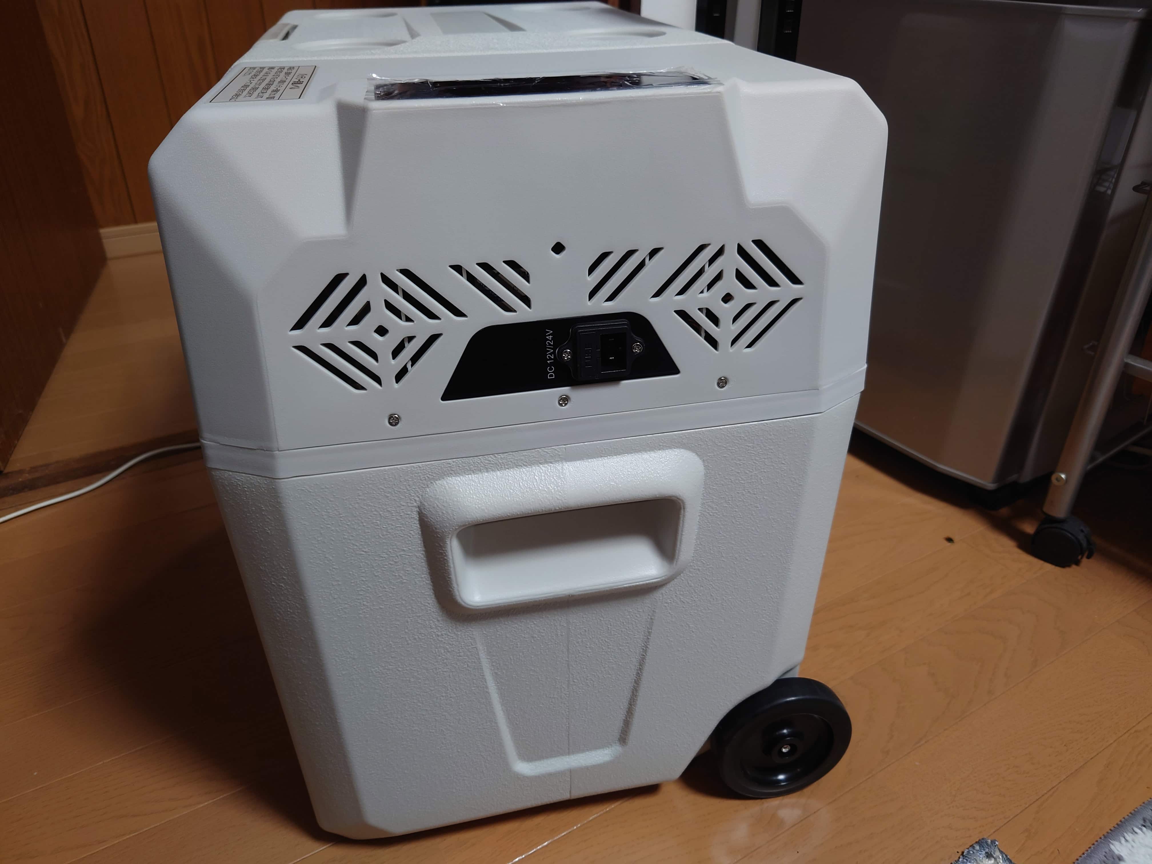 4.背面のDC端子と放熱グリル