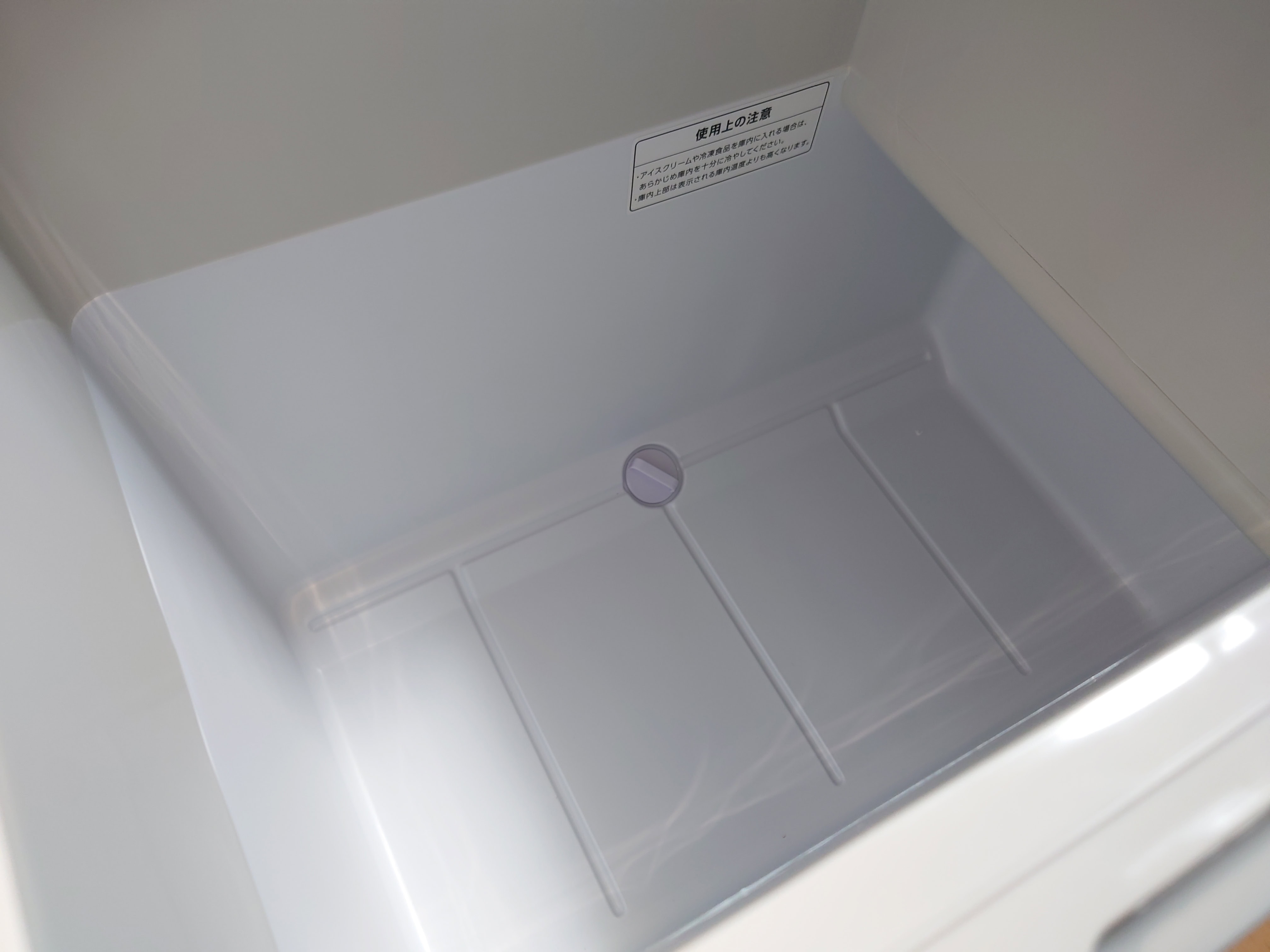 8.庫内ディテール - 上部の注意書きとドレン穴