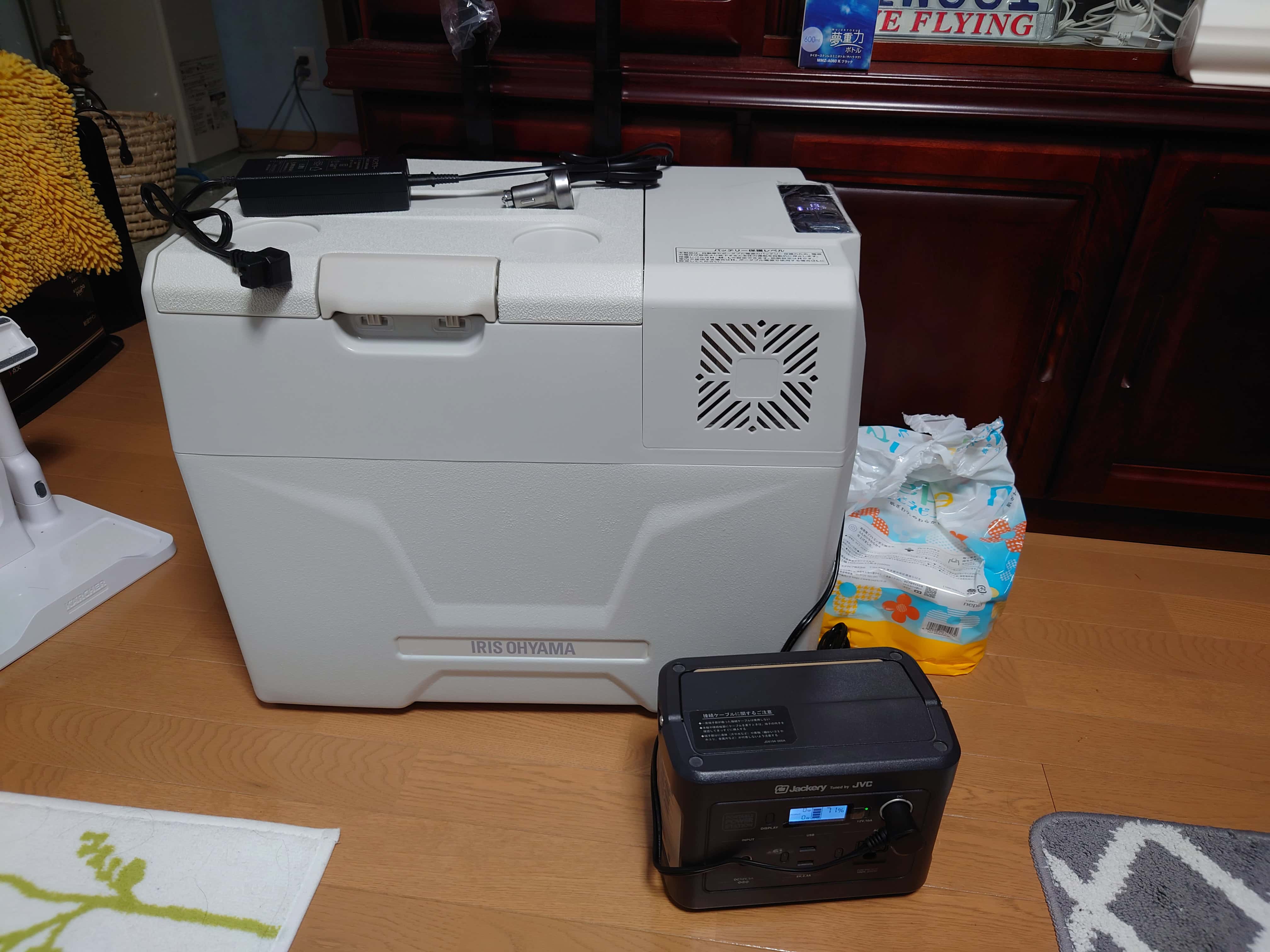 10.Jackeryポータブル電源と並べた設置シーン