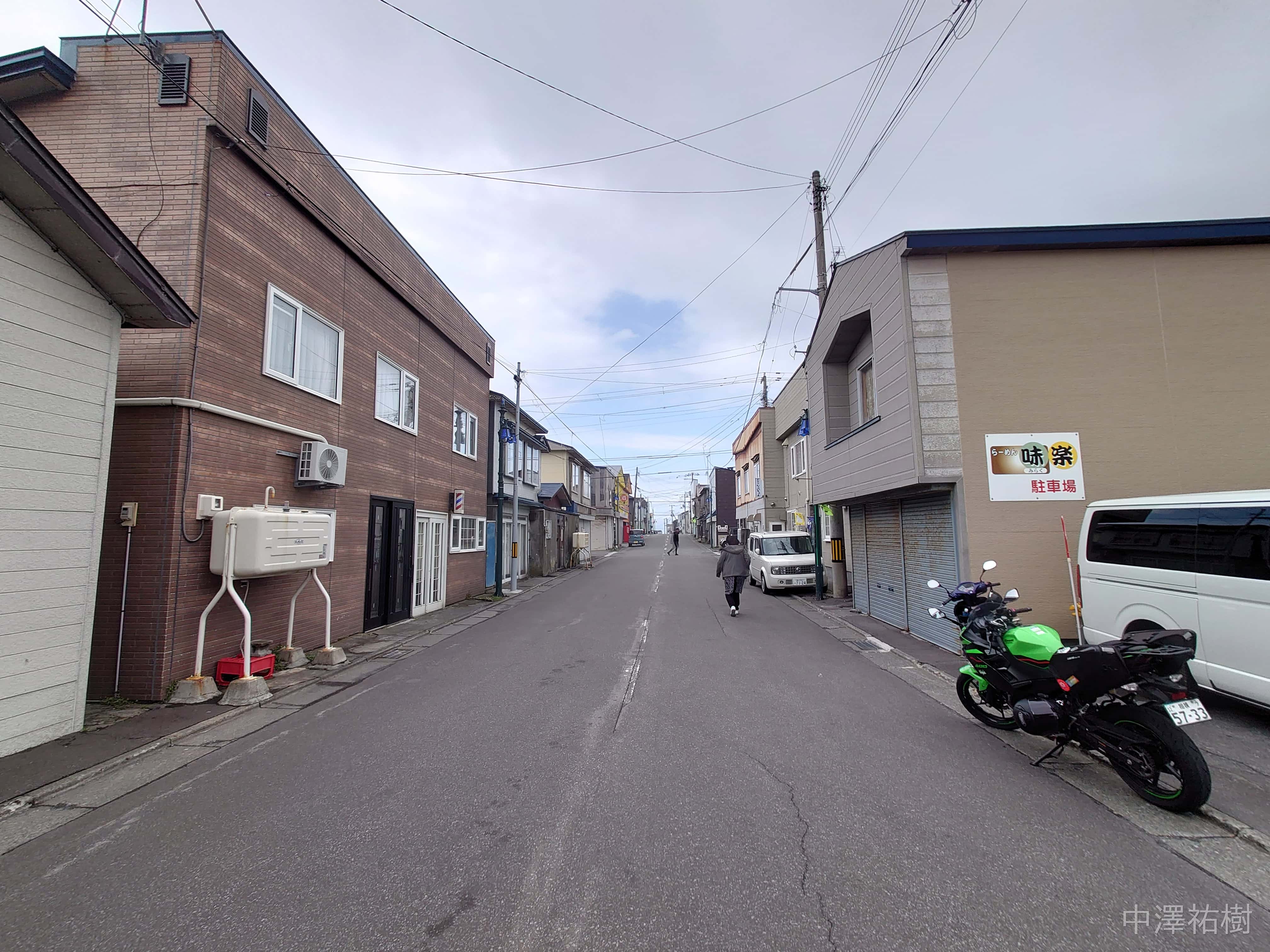 16.道沿いの街並みと自転車