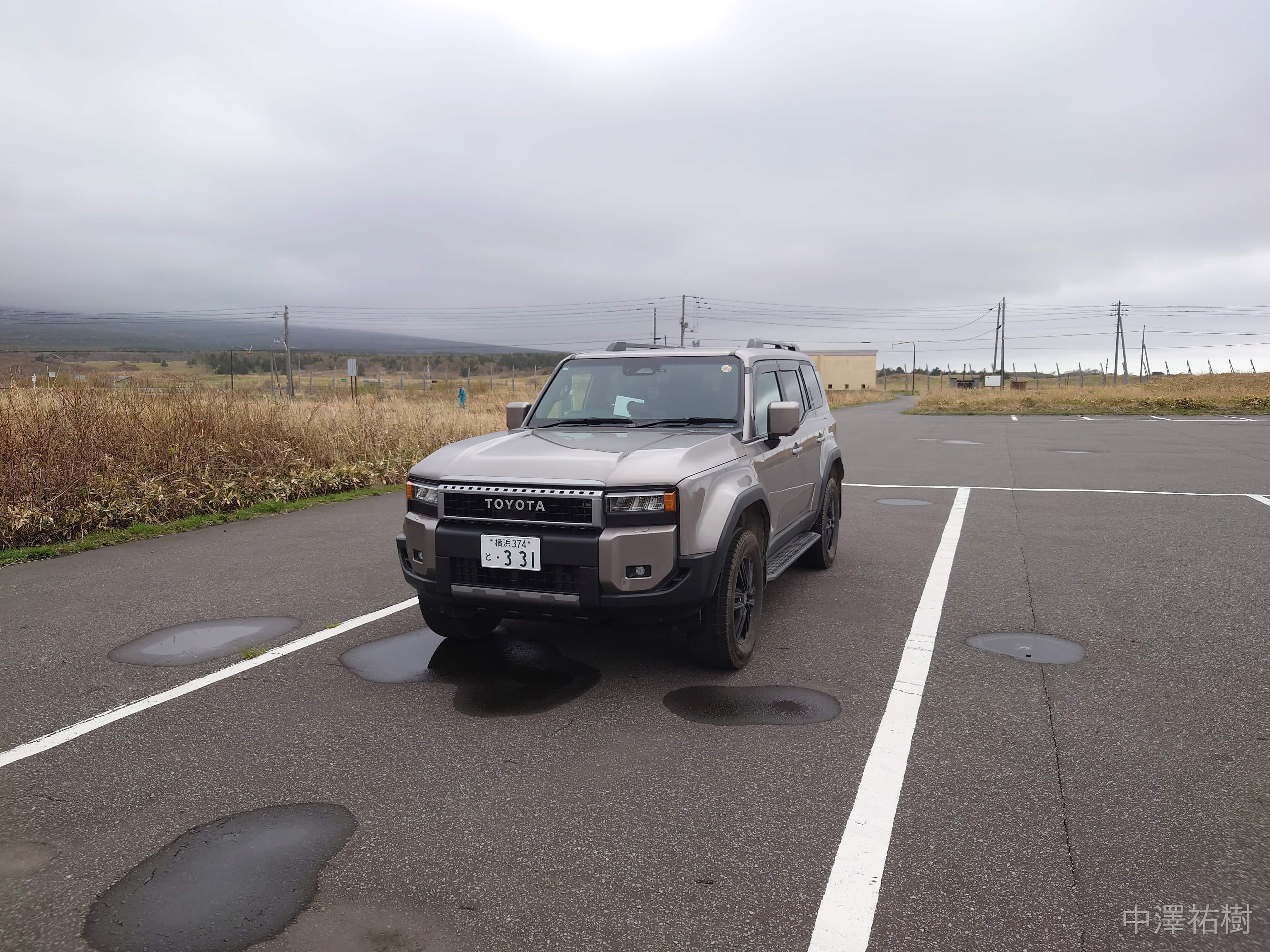 55.車両と道路の写真