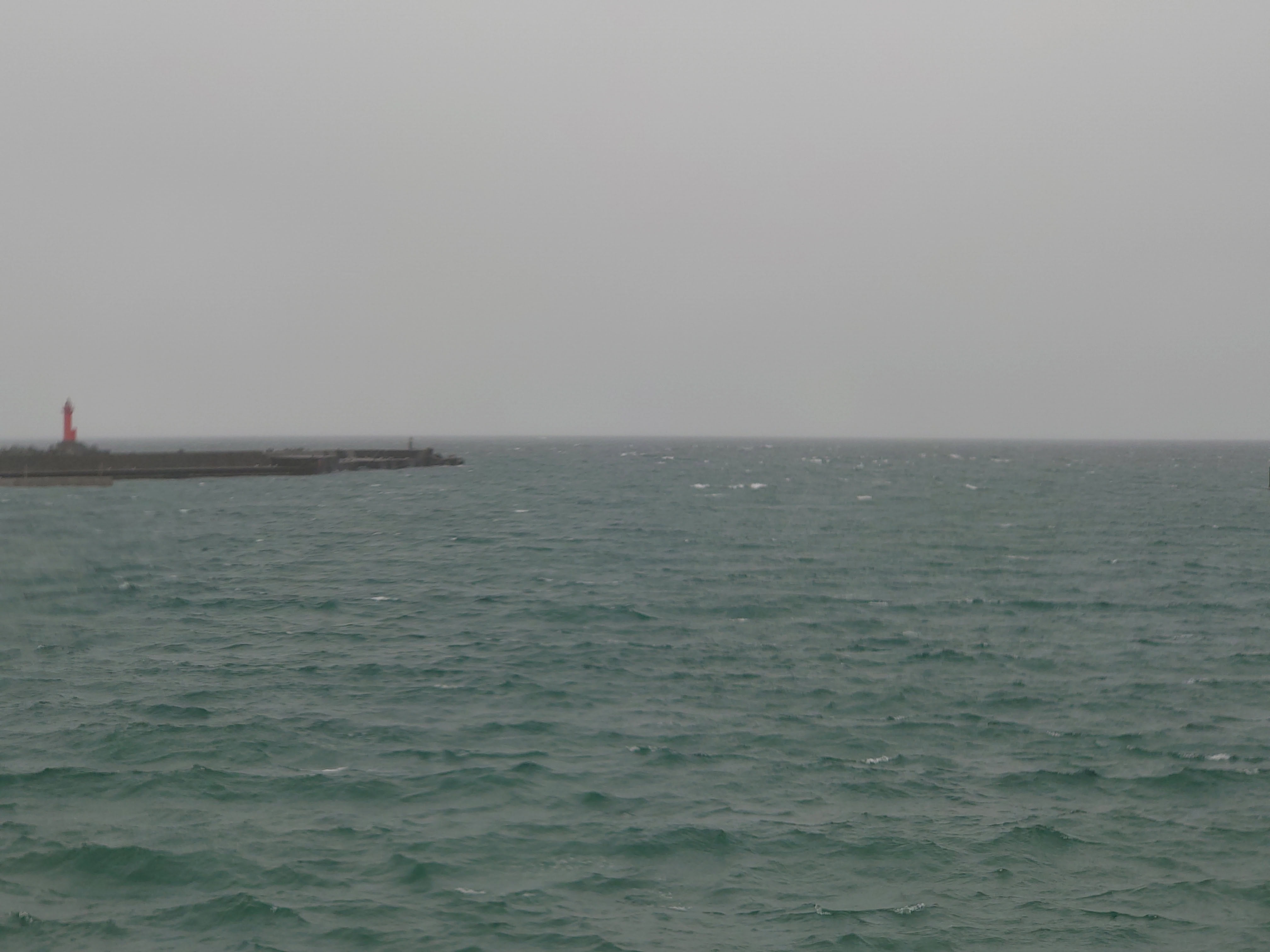 30.鴛泊港・荒れた海と防波堤