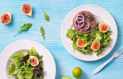 Hambúrguer com salada verde com figos