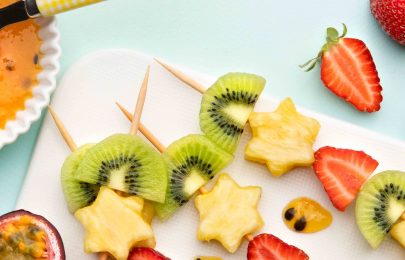 Espetadinhas de fruta com calda de maracujá