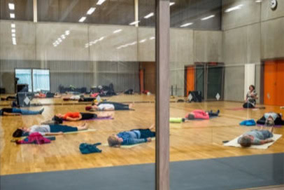 Yoga in Sporthal Destelbergen, met Anne Logiest van In-Zicht-t