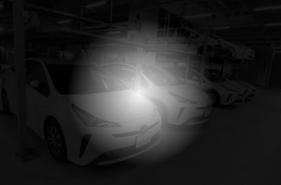 他社の防犯カメラでは、夜間の暗視映像が暗く、車の形が認識しづらいことがあります。