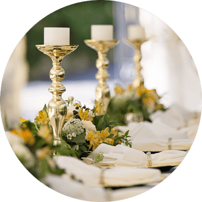 Gedeckte Tafel mit Kerzenhaltern