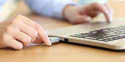 pessoa-conectando-pen-drive-usb-no-notebook