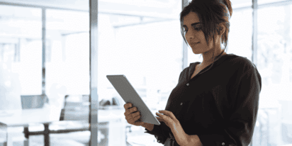 mulher-mexendo-em-tablet-no-trabalho