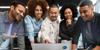 grupo de pessoas olhando para um notebook