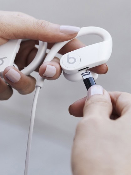 Checking-the-Battery-Level-Indicator-on-PowerBeats-3-and-PowerBeats-Pro