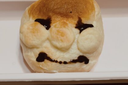 顔のようなデザインのパン