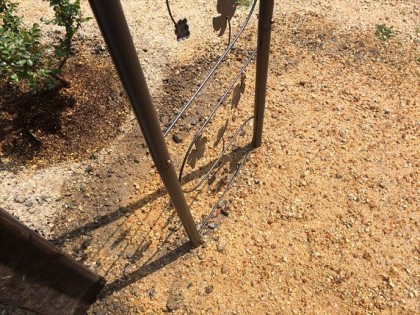 足元にキレイな砂をまく