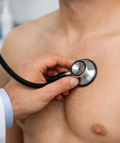 Médecin ausculte le cœur d'un patient avec un stéthoscope sur les quatre zones thoraciques principales.