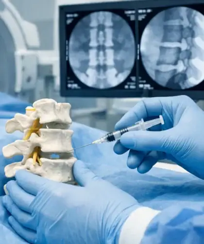 Procédure d'injection guidée par imagerie médicale au niveau des vertèbres lombaires.