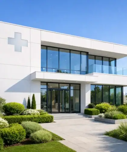 Façade moderne d'une clinique esthétique française avec certification médicale visible.