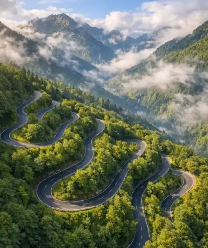 Route sinueuse du col du Portillon entre France et Espagne dans les Pyrénées centrales.