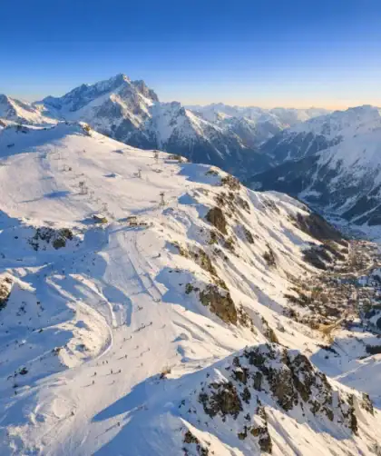 Vue panoramique sur le glacier des 2 Alpes à 3600 m d'altitude avec le domaine skiable en contrebas.