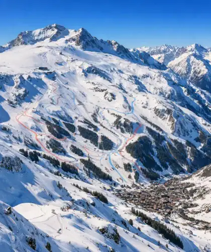 Carte des pistes des 2 Alpes avec vue panoramique sur le domaine skiable et le glacier en hiver.