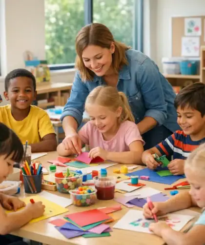 Enfants participant à des activités périscolaires encadrées par des animateurs dans une salle de classe.