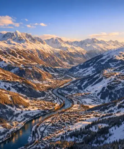 Vue panoramique de la vallée de la Tarentaise en Savoie avec ses stations et sommets enneigés.