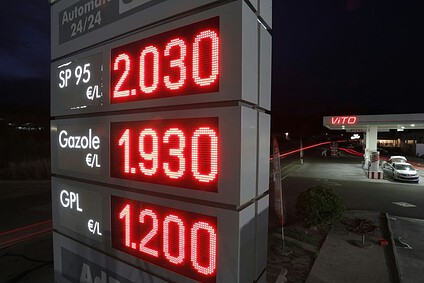 Carburant : le litre atteint 2 euros en France