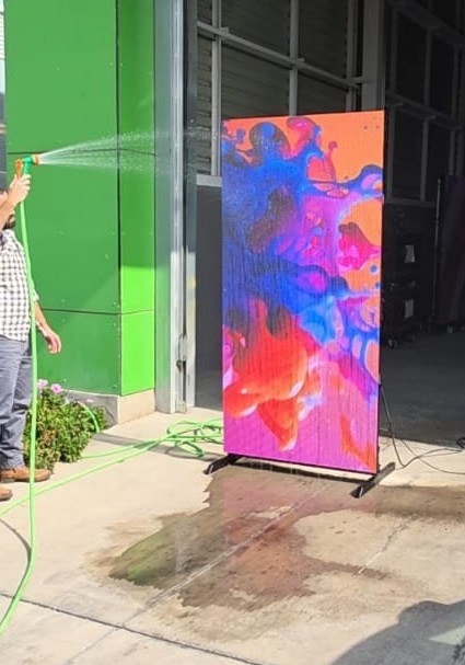 Tótem LED de exterior P3.9 IP65 bajo el agua de una manguera