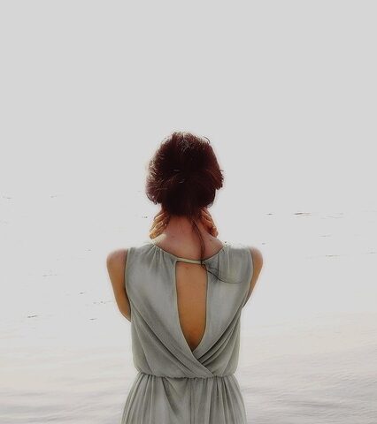 Reiki & Energiearbeit in Berlin - Klarheit. Energie. Selbstvertrauen. Frau steht am Meer