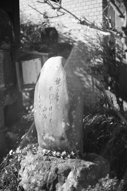 Summicron 5cm F2 作例 白黒モノクロ松尾芭蕉の俳句石碑