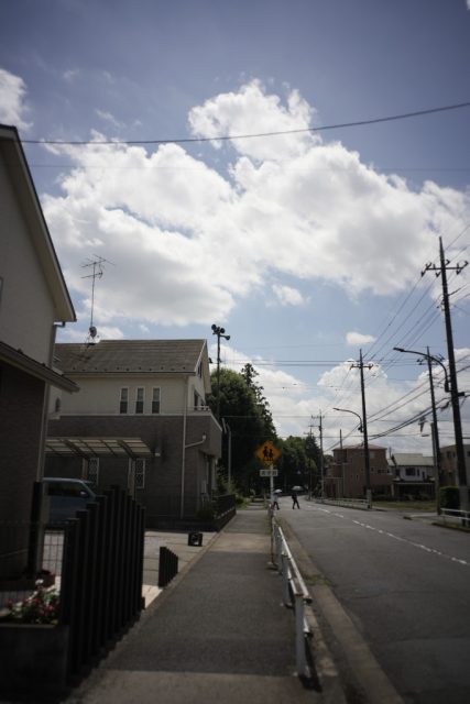 Carl Zeiss G Biogon 28mm f2.8 作例 青空と白い雲と日傘