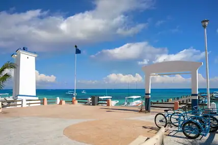 la playa principal de puerto morelos y donde salen las excursiones de buceo y snorkel