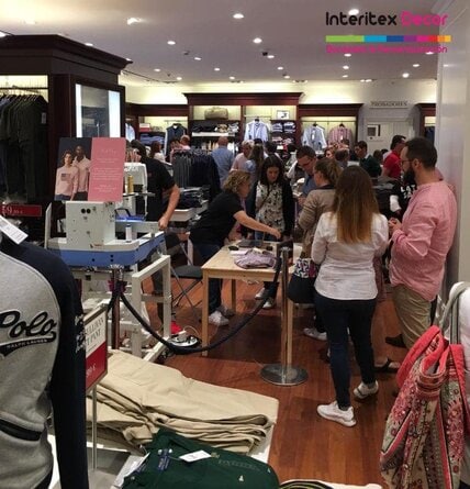 Evento bordado directo en prendas compradas en tienda, Campaña Pink Pony Ralph Lauren Las Rozas de Madrid.