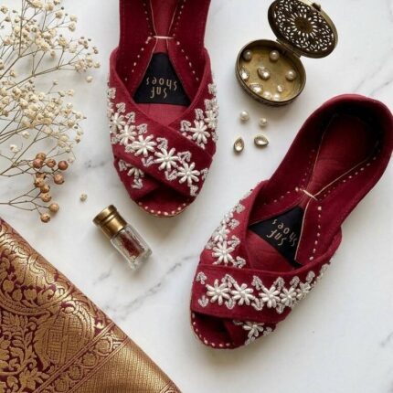 Peep Toes Women Jutti In Maroon