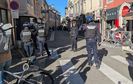 Face à face tendu entre policiers et lycéens dans le centre de Tarbes