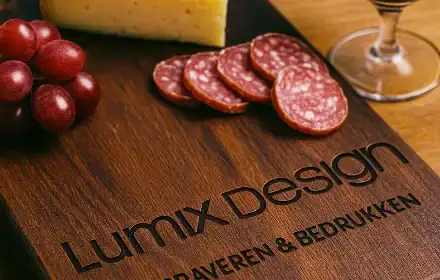 Snijders en salami op houten plank met wijn.