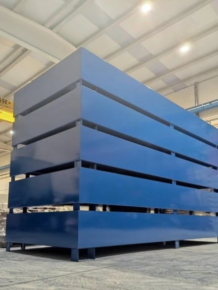 Estructuras modulares de acero pintadas en azul industrial en las instalaciones de Talleres Jesús Valero.