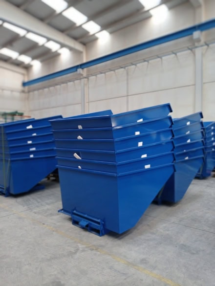Lote de tolvas y contenedores industriales metálicos pintados en azul