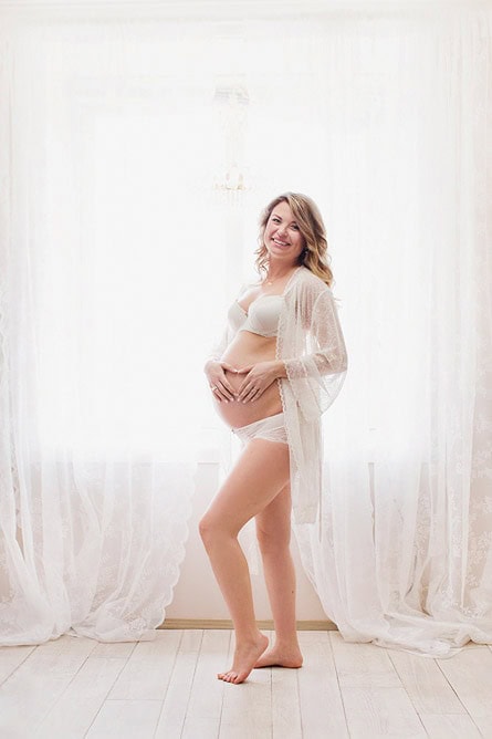 Bilder av gravide kvinne i studiobakgrunn, gravidfotografering, mammatema, naturlig lys, sensualitet, graviditet, gravidfotografering i Oslo.