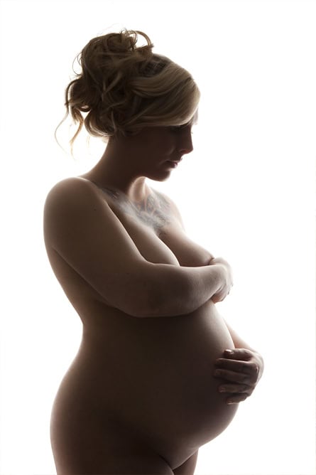 Naken gravid kvinne fotografering med lysskygge effekt, vekt på den vakre magen, gravidfoto, mor og barn, kunstnerisk gravidbilder.