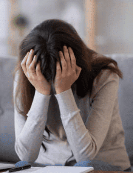 Femme submergée par le trop-plein émotionnel et le surmenage au quotidien