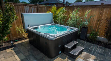 Quelle est la consommation électrique d'un spa par mois et combien ça coûte ? Un spa rigide hors sol est installé sur une terrasse.