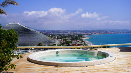 Un spa extérieur avec vue mer