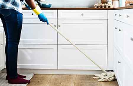 empleada del hogar fregando el suelo. ¿Qué tareas realizan las empleadas del hogar?