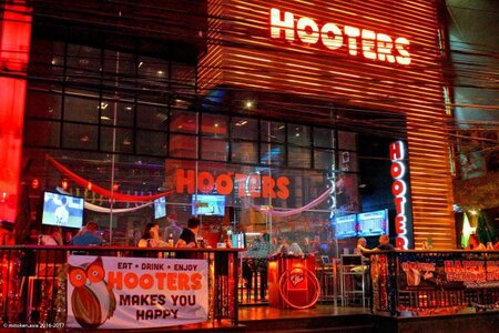 Hooters