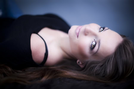 Einzelportrait Shooting einer Frau im Fotostudio Köln — Portraitfotograf Menasse Gebregzi
