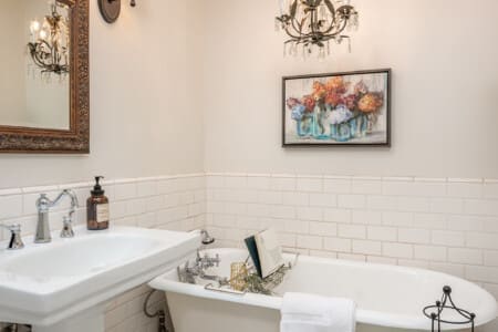 Primary suite, en suite bathroom.