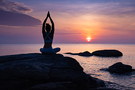 Mujer practicando meditacion