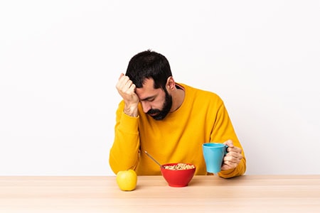 Hombre desayunando dormido